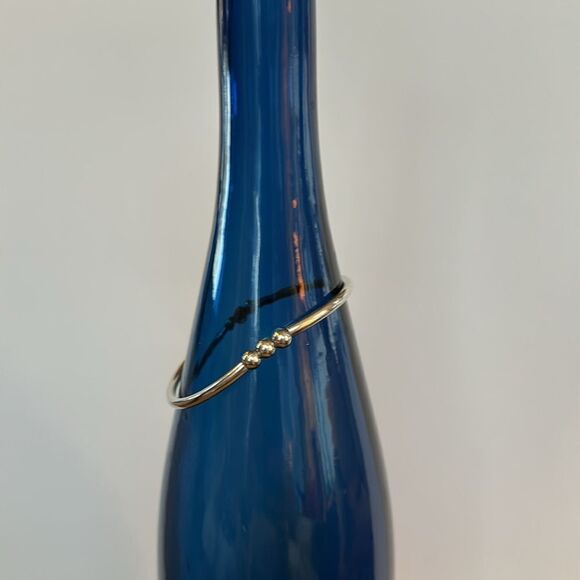 Sterling silver beaded stretch bangle w/ garnet bead - Picture 2 of 4